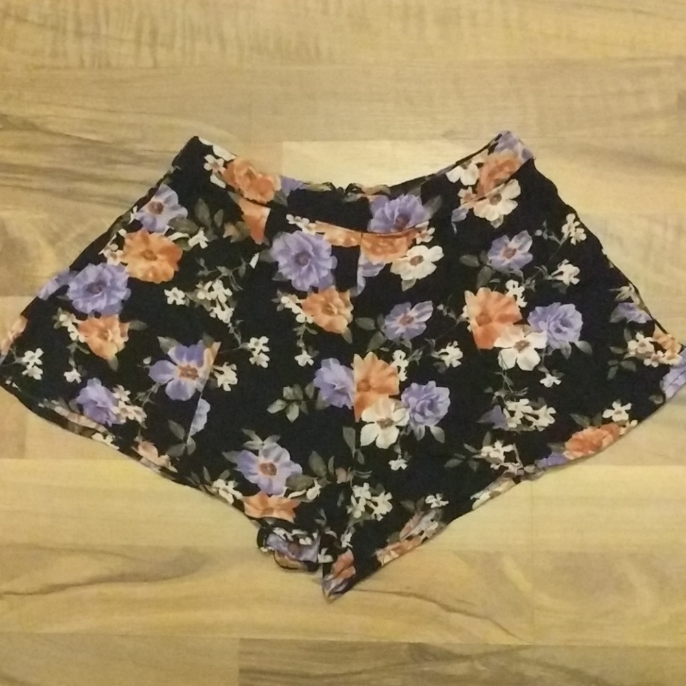 Flowing skirt style shorts Size XS Zipper up back